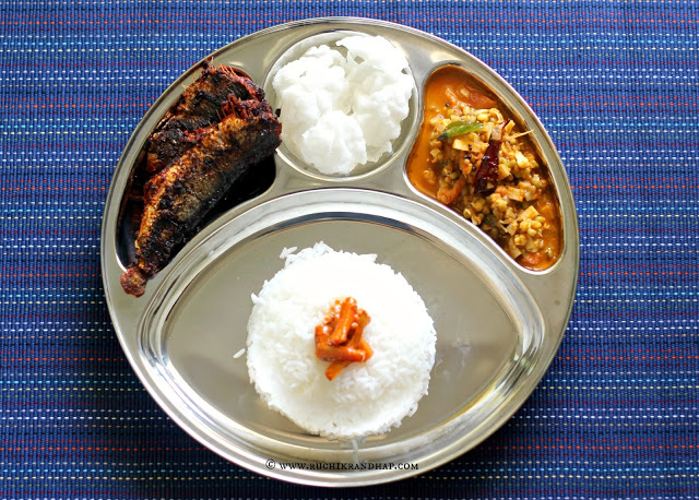 Mangalorean Plated Meal Series – Boshi# 33 – Sardine Fry, Rice Papads, Sprouted Moong Curry, Tendli Carrot Pickle & Rice